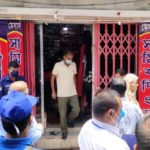 সামাজিক দূরত্ব না মানায় ঈদের শপিং করতে এসে জরিমানা গুনলেন দুই তরুণী