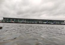 হাঁটু পানিতে ভাসছে কলকাতা বিমানবন্দর