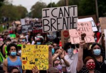 কৃষ্ণাঙ্গ যুবক খুনের ঘটনায় হোয়াইট হাউসের সামনে বিক্ষোভ