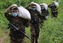 বৃষ্টি উপেক্ষা করে কর্মহীনদের ঘরে খাদ্য পৌঁছে দিল সেনাবাহিনী