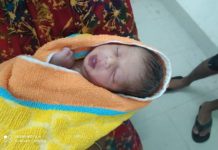 সড়কের পাশে কন্যাশিশুটিকে ফেলে গেলো কেউ