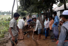 সুনামগঞ্জে নিজ অর্থে রাস্তা মেরামত করলেন চেয়ারম্যান প্রার্থী