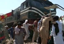 পাকিস্তানে বাস-ট্রেনের সংঘর্ষে নিহত ২০