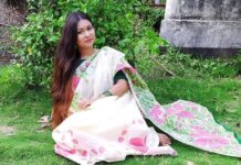 রংতুলিতে সবার জন্যে শাড়ি সাজান সোনিয়া