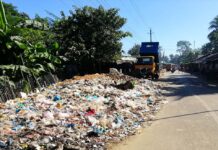 আলীকদম বাজারের প্রবেশপথেই ময়লার ভাগাড়