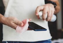 হ্যান্ড স্যানিটাইজার দিয়ে ফোন পরিষ্কার করছেন? হতে পারে মারাত্মক ক্ষতি