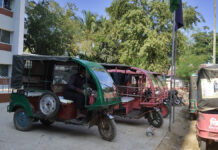 বান্দরবানে অতিরিক্ত যাত্রী বহনের প্রতিবাদ: পুলিশ সদস্যকে মারধর করলো টমটম চালকরা