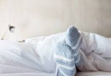 মোজা পরে ঘুমানো হতে পারে দীর্ঘস্থায়ী রোগের কারণ