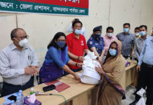 বান্দরবানে দুস্থদের মাঝে ত্রাণসামগ্রী বিতরণ