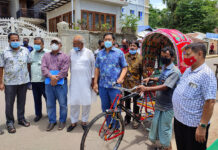 বান্দরবানে দরিদ্র ৩৫ চালককে ভ্যান, ঠেলাগাড়ি ও রিক্সা দিলেন পার্বত্য মন্ত্রী